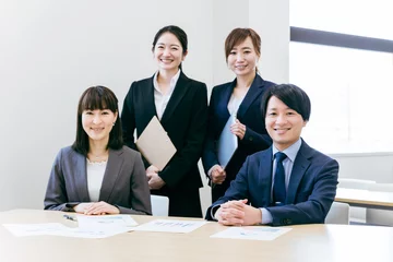 Fotobehang スーツを着た笑顔のアジア人ビジネスマンとビジネスウーマン（スタッフ・男女）  © buritora