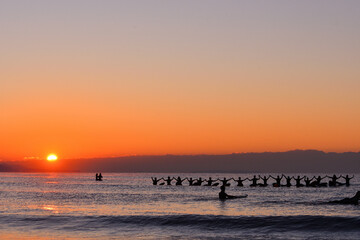 初日の出を待つサーファー（シルエット）