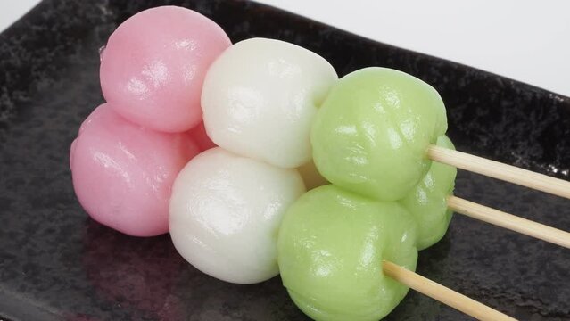 積み重ねた三色団子
