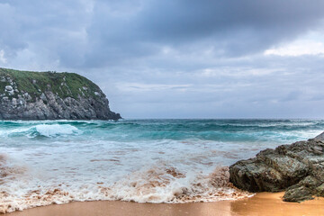 Mar e rochas numa paisagem de tirar o fôlego