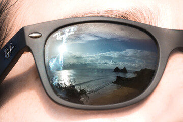 Reflexo do mar e das ilhas nos &oacute;culos escuros.