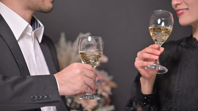 男女の乾杯　夜のデート	

