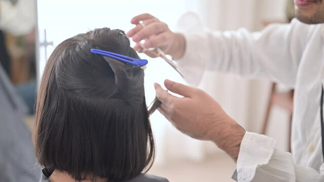 美容師さんが子どものカットをしているところ	
