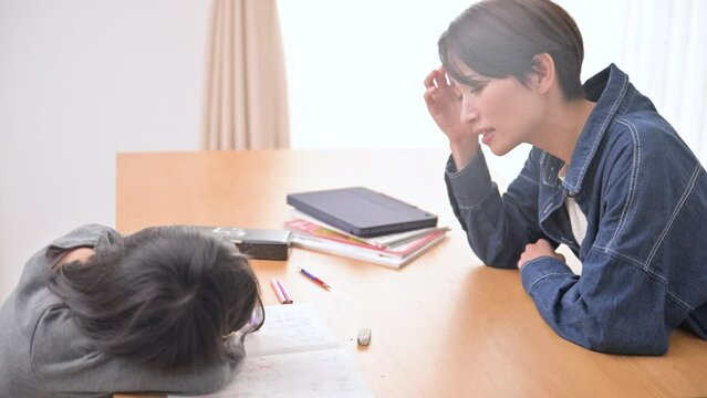 子どもの勉強が上手くいかない親子のイメージ	動画