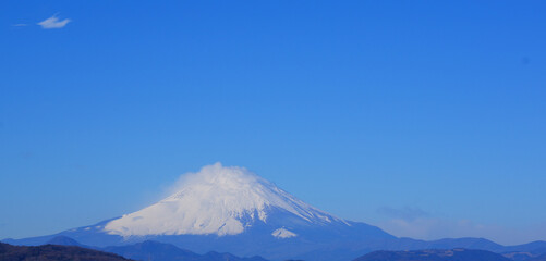 冬の青空と冠雪した富士山の冬景色