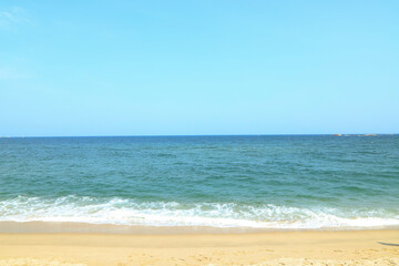 Fototapeta na wymiar 해안가 모래 맑은 하늘과 수평선 풍경