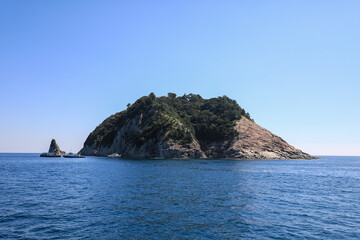 Naklejka premium 대한민국 제주도에 있는 문섬 이라 부르는 아름다운 섬의 풍경이다.