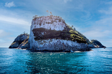 대한민국 제주도에 있는 범섬  이라 부르는 아름다운 섬의 풍경이다.