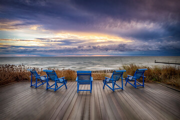 Stühle mit Blick aufs Meer 