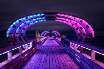 beleuchtete Seebrücke in Kellenhusen am Abend