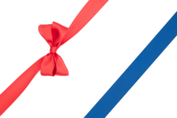 Nœud de ruban de satin pour paquet cadeau de couleurs rouge et bleu, isolé sur du fond transparent.