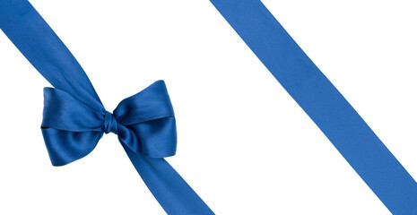 Nœud de ruban de satin pour paquet cadeau de couleur bleu, isolé sur du fond transparent.