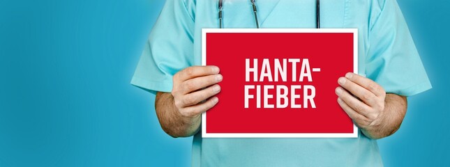 Hanta-Fieber. Arzt zeigt rotes Schild mit medizinischen Wort. Blauer Hintergrund.