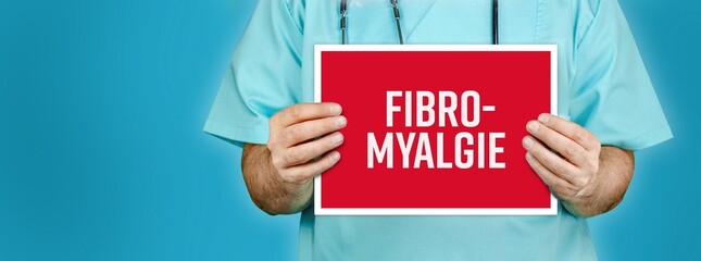 Fibromyalgie. Arzt zeigt rotes Schild mit medizinischen Wort. Blauer Hintergrund.