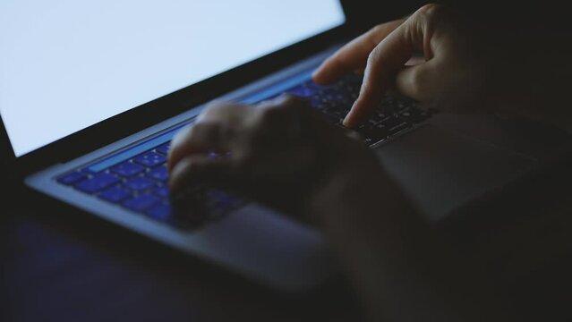 キーボード入力をする風景動画