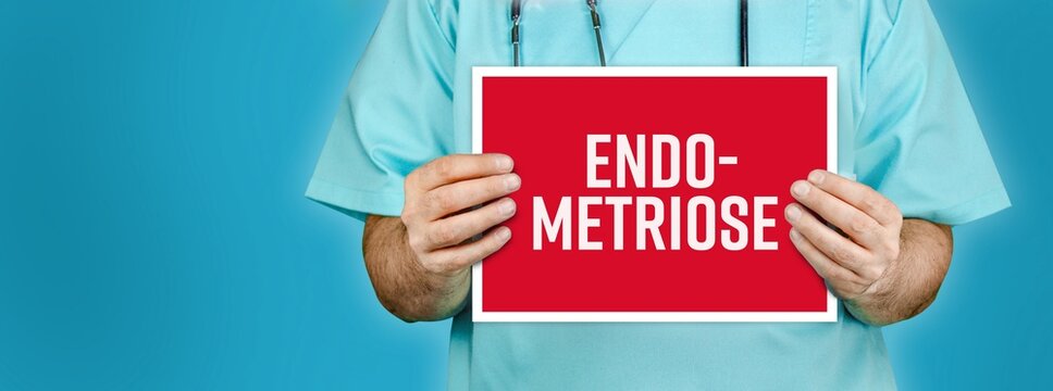 Endometriose. Arzt zeigt rotes Schild mit medizinischen Wort. Blauer Hintergrund.