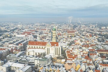 Obraz premium Augsburg im Winter - Ausblick St. Ulrich und Afra und das Ulrichviertel