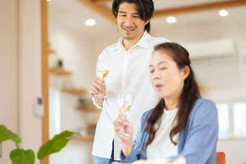 ワインを飲む男女