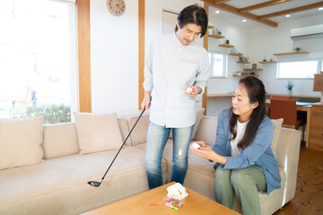 Obraz premium ゴルフの備品をチェックする男女