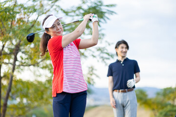 ゴルフをする男女
