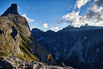 Mann, Bergsteiger, Bergwandern an Kante, Grat mit Aussicht auf Berge und Gipfel im Abendlicht