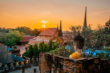 Background of old Buddha statues in Thai religious attractions in Ayutthaya Province, allowing tourists to study their history and take public photos.