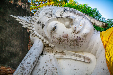 Background of old Buddha statues in Thai religious attractions in Ayutthaya Province, allowing tourists to study their history and take public photos.