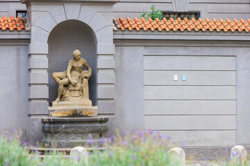 Obraz premium Ancient fountains with sculptures in the architecture of the city. Historical and cultural heritage Background
