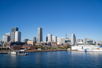 Fototapeta premium 横浜港に停泊中のクルーズ客船から見る朝の赤レンガ倉庫