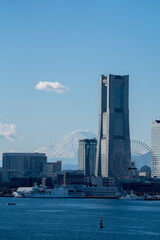 Fototapeta premium 横浜港に停泊中のクルーズ客船から見る富士山とランドマークタワー