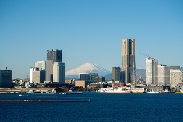 クルーズ客船から見る横浜港越しの富士山とランドマークタワー