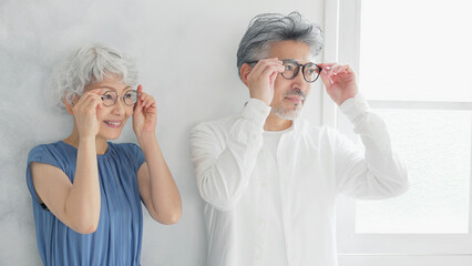 メガネをかけるシニアカップル