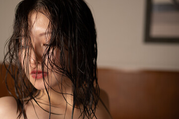 お風呂上がりの濡れた髪の女性