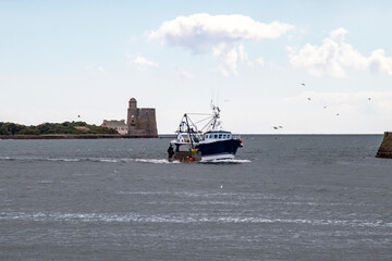 Saint-Vaast-la-Hougue. Retour de pêche d'un chalutier face au fort construit sur l'île de Tatihou. Manche. Normandie	