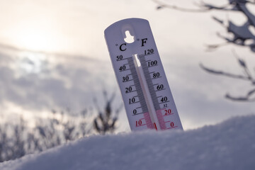 Low temperature thermometer in the snow in Celsius or Fahrenheit - obrazy, fototapety, plakaty