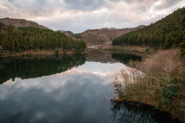 Fototapeta na wymiar 茨城県常陸大宮市　日の出直後の御前山ダムの風景