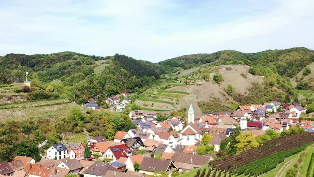 Drohnen Luftaufnahme von Schelingen am Kaiserstuhl mit Blick auf die Weinberge. Dolly-Zoom Effekt. Schelingen, Vogtsburg am Kaiserstuhl, Breisgau, Schwarzwald, Freiburg, Baden-W&uuml;rttemberg, Deutschland