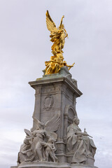 Fototapeta na wymiar angel statue in london