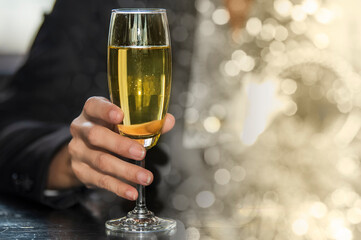To raise wine or champagne glasses in a group salute and clink them together in celebration of a party. 