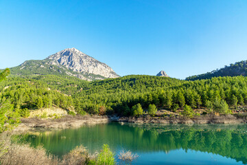 Obraz premium Scenic view of Doyran lake with reflection of mountains 