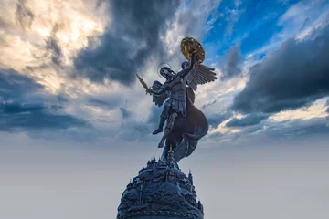 Deurstickers Fountain with a sculpture of Archangel Michael in the park Volodymyr Hill in Kyiv, Ukraine © Ruslan