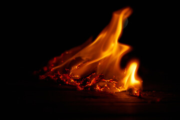 暗闇の中で燃える炎の風景