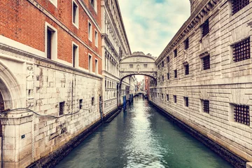 Vlies Fototapete Seufzerbrücke The Bridge of Sighs on canal in Venice, Italy.