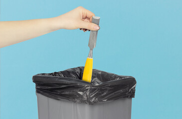 throw away the chisel, old chisel, in the trash, the concept is not to throw away the old tool