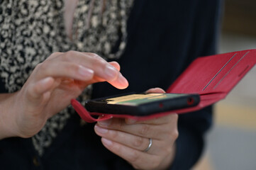 Obraz premium スマートフォンを操作してディスプレイの光で指が照らされている