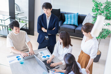 オフィスでビジネスミーティングをする会社員