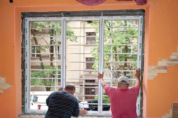 The moment of replacing a strictly wooden window with a new metal-plastic one