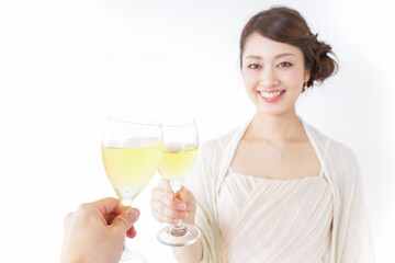 お酒を飲む女性