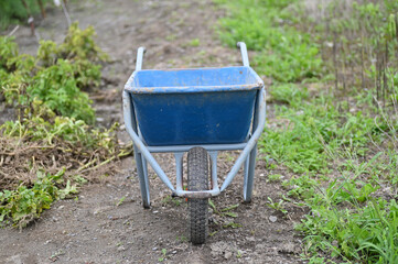 農家の青いバケットの一輪車