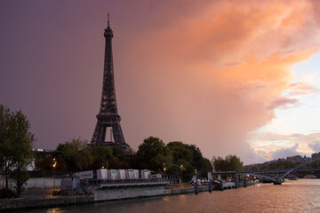 Fototapeta na wymiar Blick von der Seine auf den Eiffelturm bei Sonnenuntergang